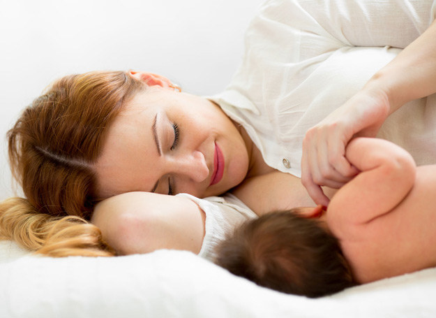 Karmienie piersią wpływa pozytywnie na rozwoj dziecka. /123RF/PICSEL