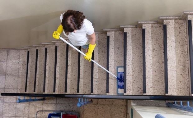 Karmili sprzątaczkę przez lejek, kazali jeść własne wymioty. Para zwyrodnialców skazana