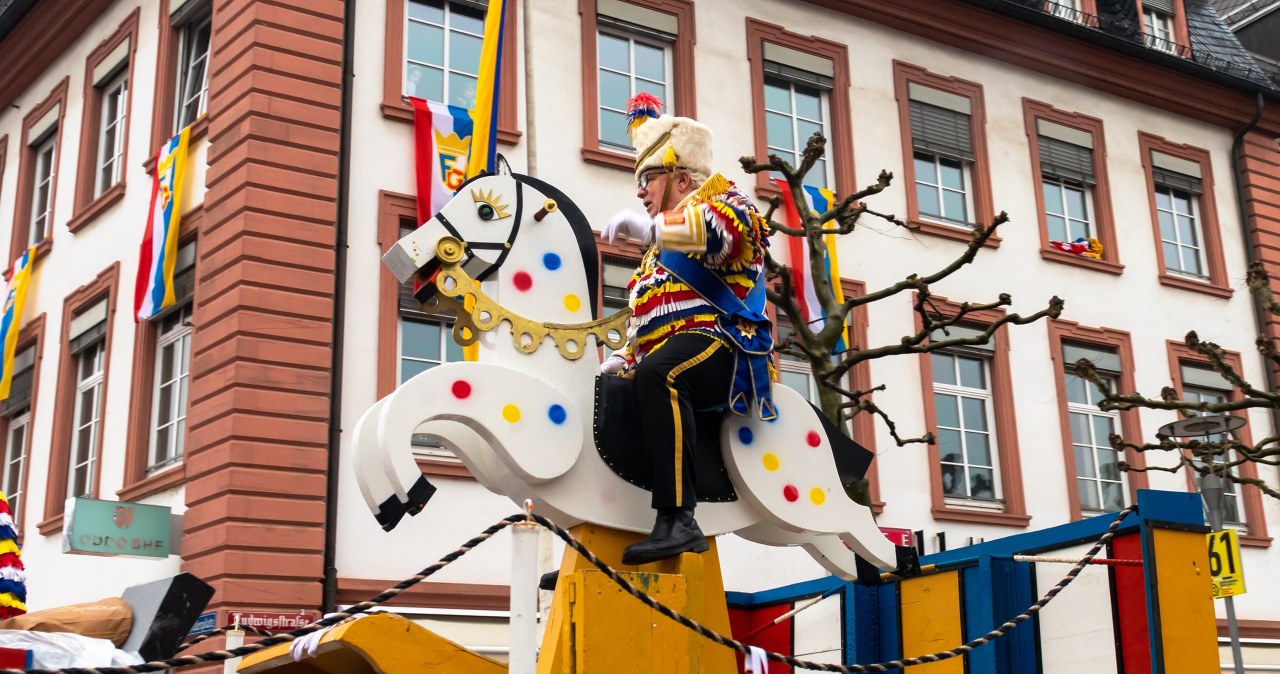 Karnawał nadreński jest pełen zabaw i parad. Między innymi w Moguncji z jadących platform zrzucane są słodycze. /Pixel