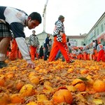 Karnawałowa bitwa na pomarańcze. Prawie 150 osób ucierpiało