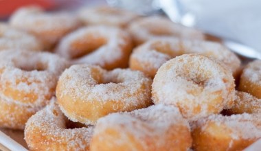 Karnawałowe oponki twarogowe. Smakują pysznie jak u babci, zrób na tłusty czwartek