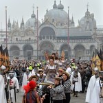 Karnawałowe szaleństwo w pełni, 130 tysięcy osób bawi się w Wenecji