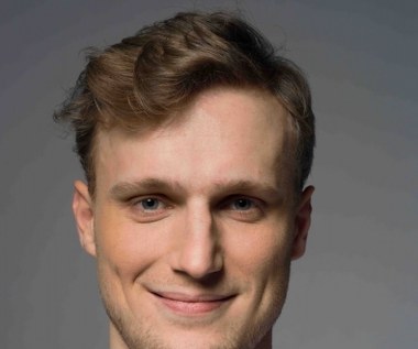 Karol Dziuba to przede wszystkim aktor teatralny. Jesienią ubiegłego roku jako Jerzy Zajdler, kochanek serialowej Marty (Weronika Rosati) w „Zawsze warto” zelektryzował fanki  serialu, które z niecierpliwością czekają na 2. sezon produkcji Polsatu.