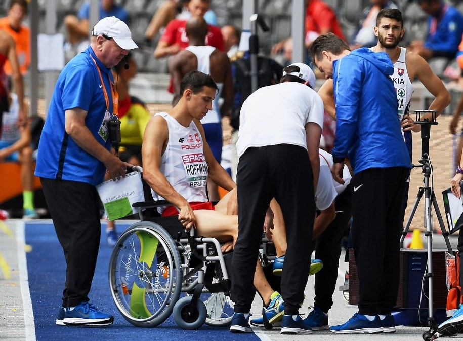 Karol Hoffmann na wózku inwalidzkim / 	Adam Warżawa    /PAP