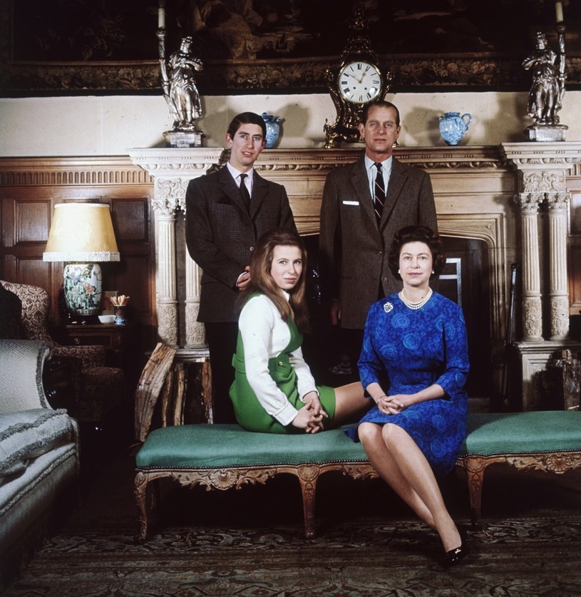 Karol i Anna zawsze byli sobie bardzo bliscy. Na zdjęciu portrer rodzinny - ówczesny książę Karol, książę Filip, księżniczka Anna i królowa Elżbieta, 1970 rok /Hulton Archive/Getty Images /Getty Images