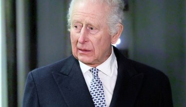 Karol III hucznie szykuje się do świąt. Pierwsza choinka już rozbłysła światłem i... przepychem