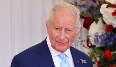 Karol III hucznie szykuje się do świąt. Pierwsza choinka już rozbłysła światłem i... przepychem