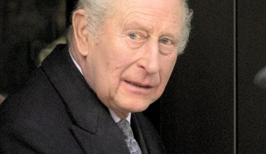 Karol III hucznie szykuje się do świąt. Pierwsza choinka już rozbłysła światłem i... przepychem