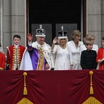 Karol III królem! Para królewska pozdrowiła poddanych z Pałacu Buckingham [ZAPIS RELACJI]