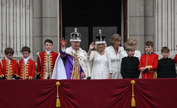 Karol III królem! Para królewska pozdrowiła poddanych z Pałacu Buckingham [ZAPIS RELACJI]
