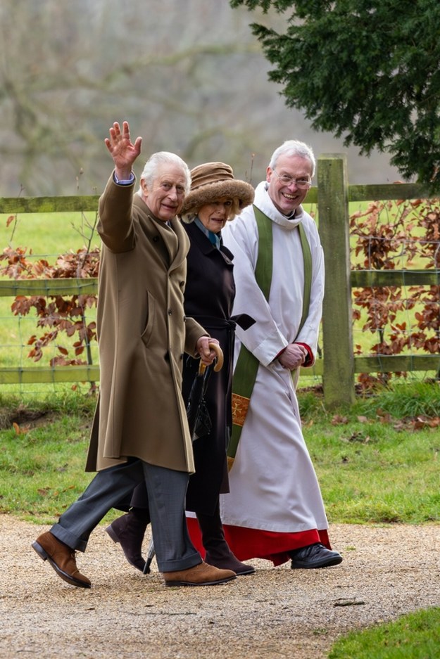 Karol III w niedzielę po raz pierwszy od wyjścia ze szpitala pokazał się publicznie /Geoff Robinson / SplashNews.com /East News