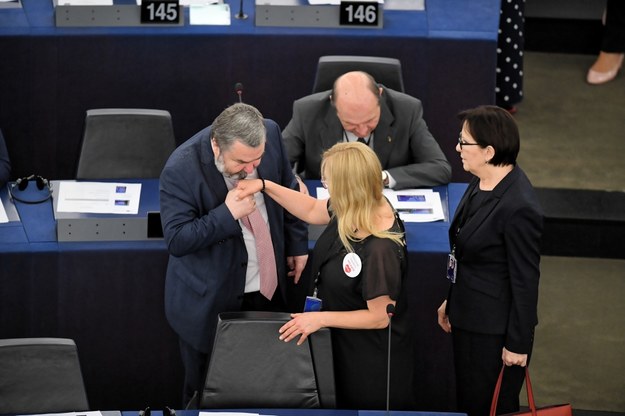 Karol Karski wybrany na stanowisko kwestora PE. Na zdjęciu: gratulacje składają mu europosłanki Magdalena Adamowicz i Ewa Kopacz / 	Radek Pietruszka   /PAP