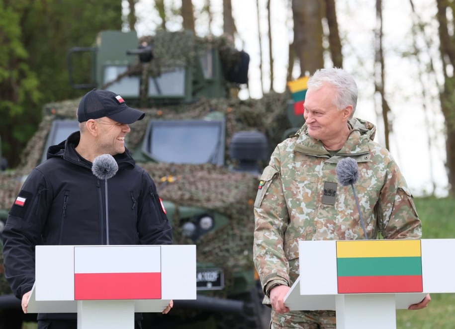 Karol Nawrocki i prezydent Litwy Gitanas Nauseda; manewry wojskowe "Brave Griffin 26–II"; Kamien, Litwa; 6 maja 2026 roku /Wojciech Olkusnik/East News /East News