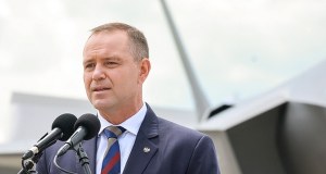 Karol Nawrocki już w USA. Urodziny Trumpa i gala MMA w programie