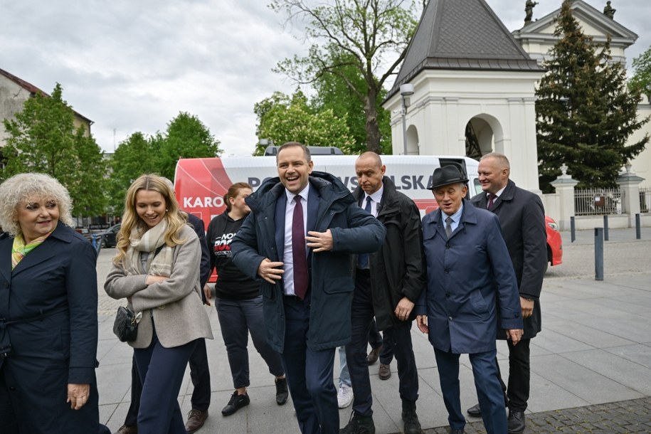 Karol Nawrocki podczas spotkania wyborczego na rynku w Węgrowie /Przemysław Piątkowski /PAP