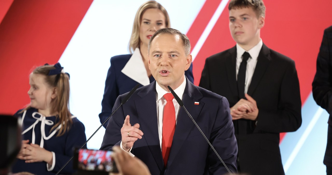 Karol Nawrocki, podpisując u Sławomira Mentzena, deklarację prezydencką obiecał, że nie podpisze żadnej ustawy, która podnosi  podatki /Andrzej Iwańczuk /Reporter