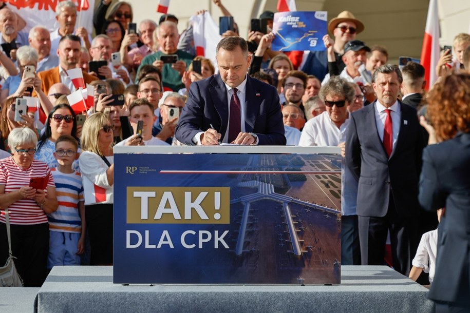 Karol Nawrocki podpisuje inicjatywę ustawodawczą dotyczącą projektu ustawy o CPK, Kalisz, 07.08.2025 /	Tomasz Wojtasik /PAP