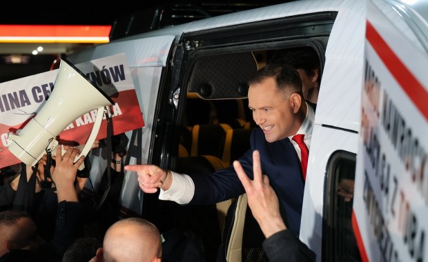 Karol Nawrocki tłumaczy swój gest podczas debaty. "Mogłem poczekać, ale…"