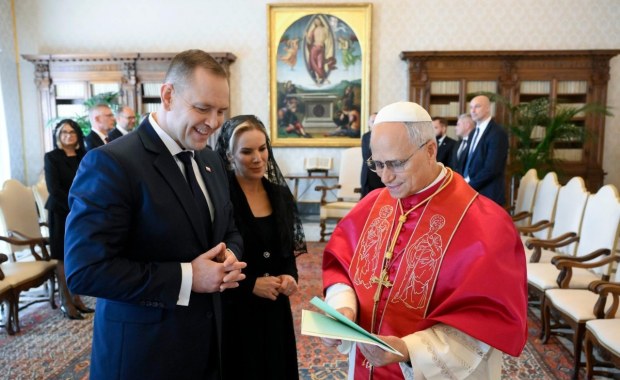 Karol Nawrocki u papieża Leona XIV. Uwagę zwraca dress code pierwszej damy [ZDJĘCIA]