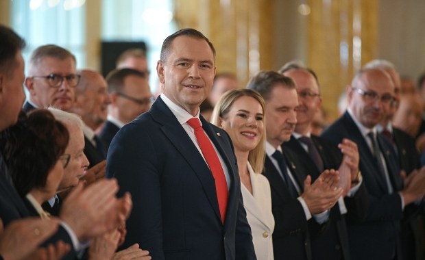 Karol Nawrocki z zaświadczeniem od PKW o wyborze na prezydenta