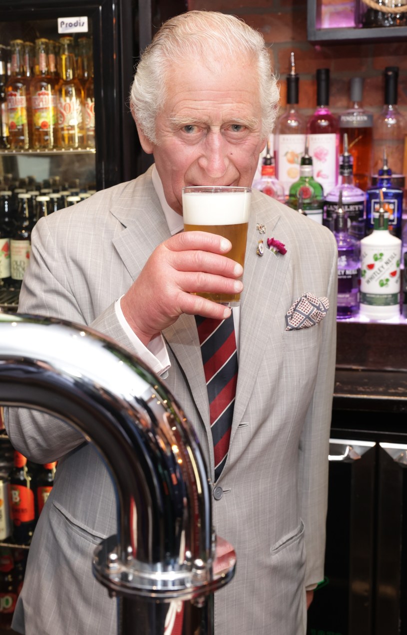 Karol próbuje piwa w pubie The Lion podczas wizyty w Rhondda w Walii w dniu 05 lipca 2022 w /Chris Jackson - Pool/Getty Images /Getty Images