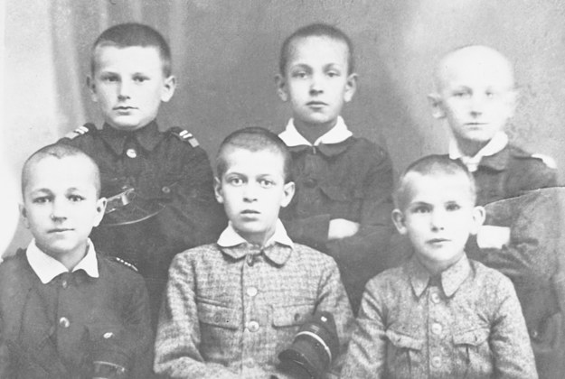 Karol Wojtyła (1 z lewej w górnym rzędzie) jako uczeń siedmioklasowej męskiej Szkoły Powszechnej im. Marcina Wadowity /PAI /PAP