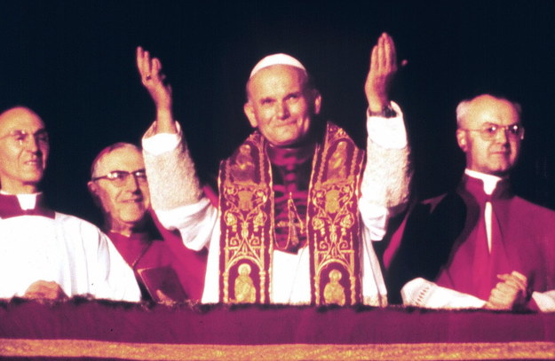 Karol Wojtyła tuż po tym, jak został wybrany przez konklawe na papieża. /ANSA FILES    /PAP/EPA