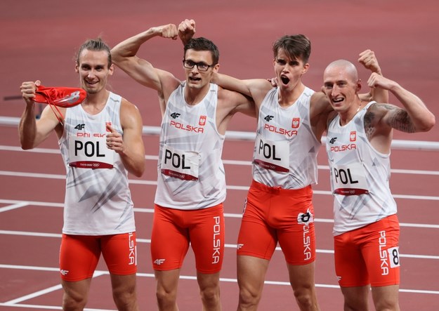 Karol Zalewski, Dariusz Kowaluk, Kajetan Duszyński i Jakub Krzewina, cieszą się po wygranym biegu półfinałowym 4x400 m /Leszek Szymański /PAP