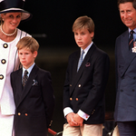 Karol zmuszał Williama i Harry'ego do noszenia garniturów. Chłopcy nie byli tym zachwyceni