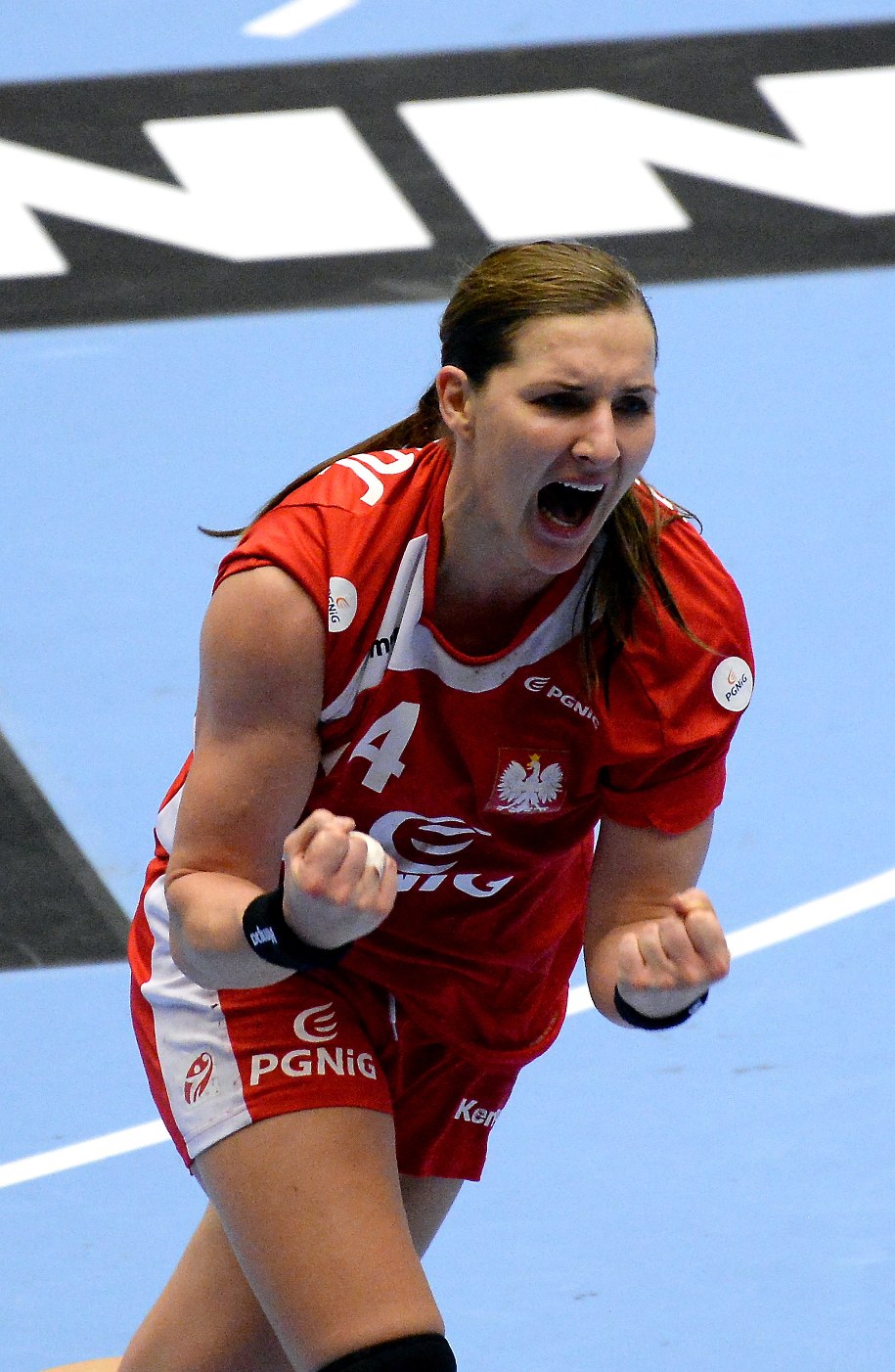 Karolina Kudłacz-Gloc cieszy się ze zwycięstwa po meczu 1/8 finału mistrzostw świata piłkarek ręcznych z Węgrami /Marcin Bielecki /PAP