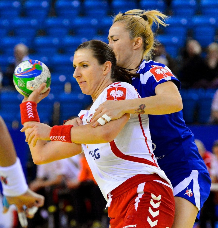 Karolina Kudłacz i reprezentantka Rumunii Oana Carmina Bondar /ZSOLT CZEGLEDI /PAP/EPA