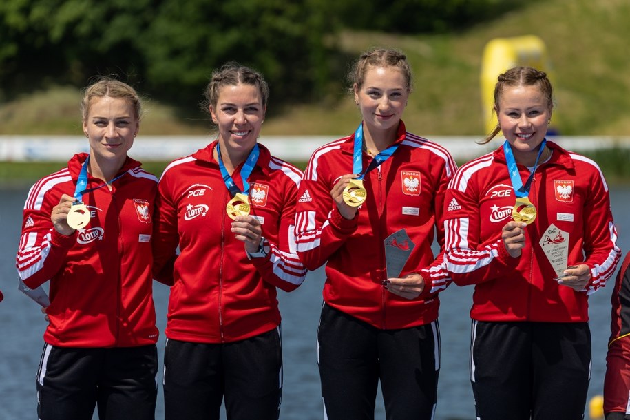 Karolina Naja, Anna Puławska, Adriana Kakol i Dominika Putto na podium dla medalistek wyścigu K4 500m kajakarskiego Pucharu Świata na Torze Regatowym Malta w Poznaniu /Paweł Jaskółka /PAP