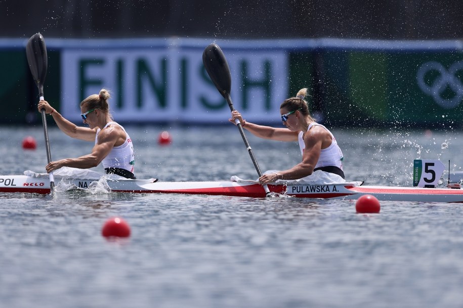 Karolina Naja (L) i Anna Puławska (P) w eliminacjach K-2 500 m podczas rywalizacji kajakarek / 	Leszek Szymański    /PAP