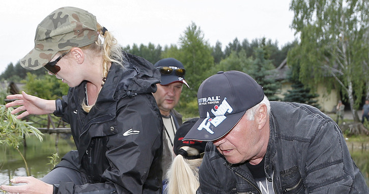 Karolina Nolbrzak i Włodzimierz Matuszak na zawodach wędkarskich /Podlewski /AKPA