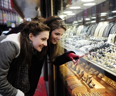 Karoline Teska i Lisa Tomaschewsky w scenie z filmu "Dziś jestem blondynką"