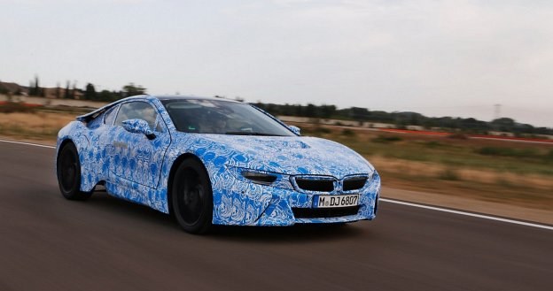 Karoseria BMW i8 ma wnętrze w układzie 2+2 (czytaj: dwie osoby i zakupy). Auto spoczywa na kołach z 20-calowymi felgami i oponami 195/50 z przodu oraz 215/45 z tyłu. /BMW