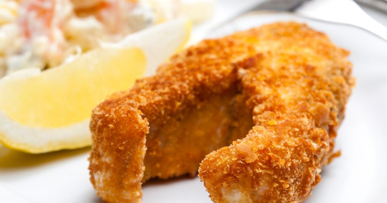 Karp smażony to zazwyczaj 1 z 12 potraw wigilijnych w polskich domach /phbcz /Canva Pro