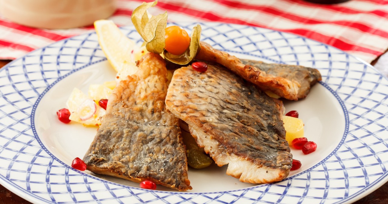 ​Karp teściowej nigdy nie wychodzi mulisty. Po prostu moczy go w tym /123RF/PICSEL