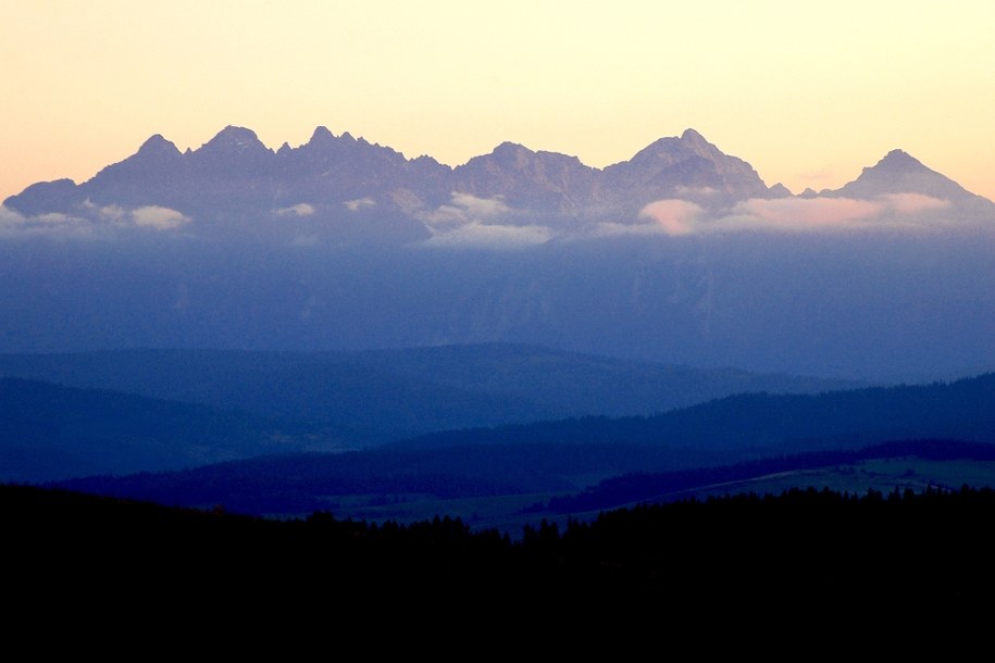 Karpaty - Spisz i Magura Spiska na tle Tatr Bielskich (terytorium Słowacji); widok z Gorców, z przełęczy Snozka /Marek Angiel /PAP