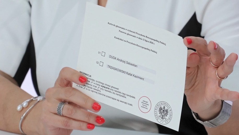 Karta do głosowania w II turze wyborów prezydenckich /Paweł Supernak /PAP