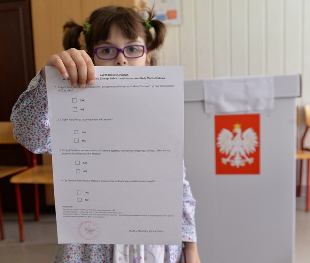 Karta do głosowania w referendum /Jacek Bednarczyk /PAP