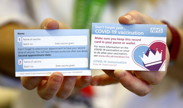 Karta, jaką dostanie każdy zaszczepiony w Wielkiej Brytanii /Gareth Fuller/PA Images  /PAP/EPA
