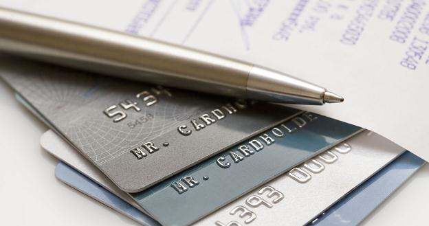 Karta kredytowa powoduje, że zadłużają się osoby, które w rzeczywistości nie potrzebują kredytu /&copy;123RF/PICSEL
