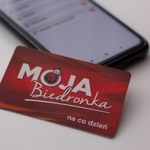 Karta Moja Biedronka ma ukrytą funkcją. Mało kto wie, że wystarczy kliknąć w aplikacji