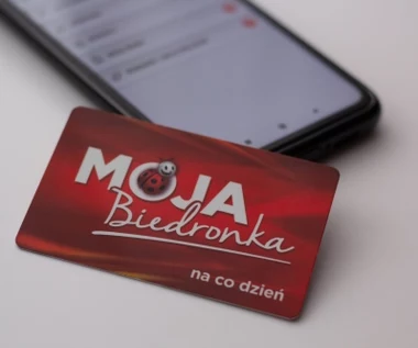 Karta Moja Biedronka ma ukrytą funkcją. Mało kto wie, że wystarczy kliknąć w aplikacji