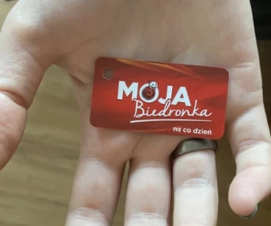 Karta Moja Biedronka musi zostać wyrobiona od nowa. Klienci nie mają wyboru