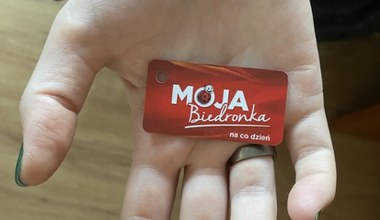 Karta Moja Biedronka musi zostać wyrobiona od nowa. Klienci nie mają wyboru