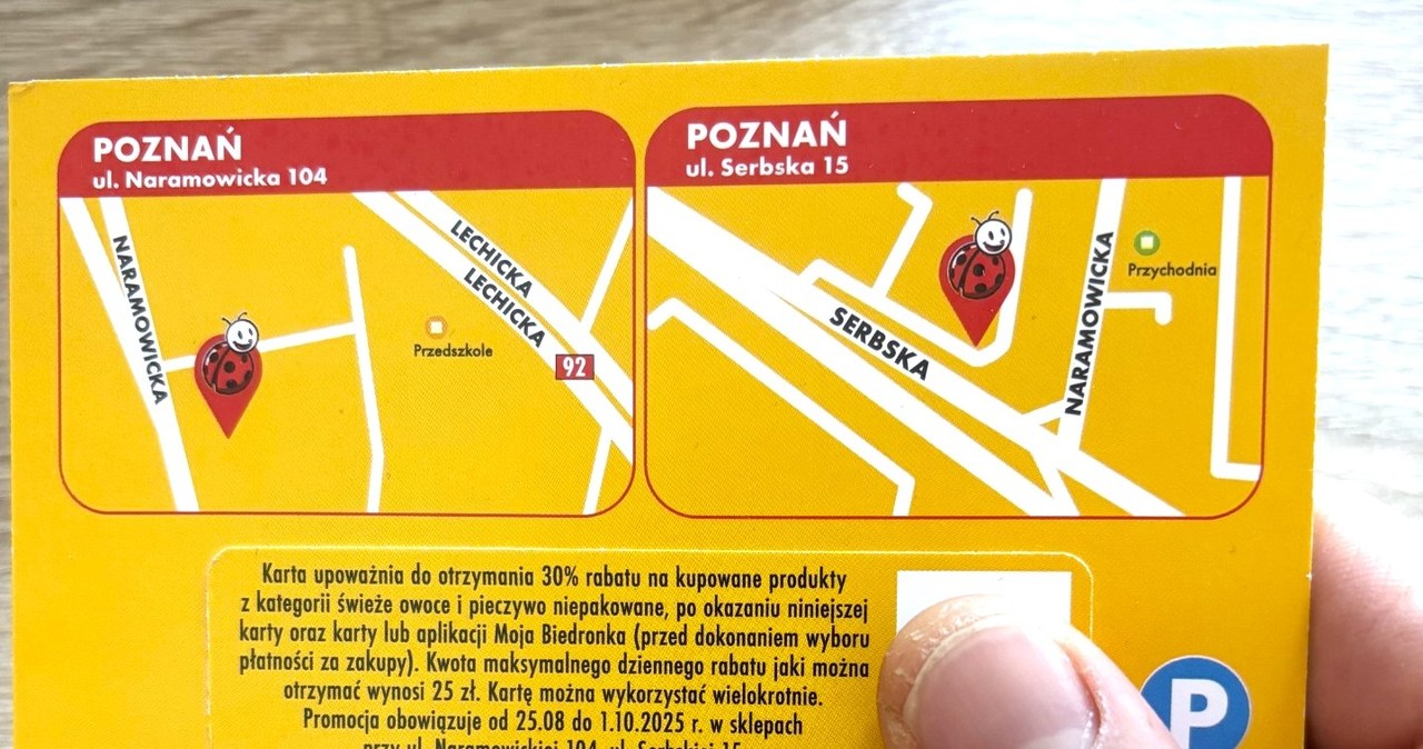 Karta rabatowa przyznawana klientom sklepu Biedronka przy Naramowickiej 219. Na odwrocie lokalizacje sklepów honorujących zniżki oraz informacje o zakresie upustów. /Przemysław Terlecki /INTERIA.PL