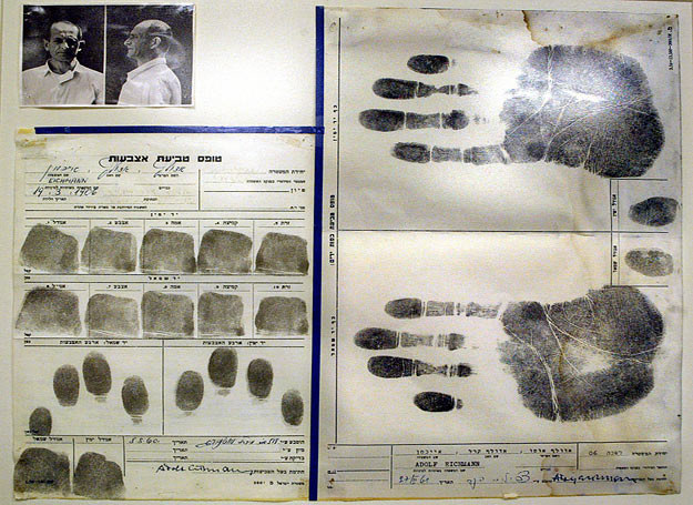 Karta z odciskami palców Adolfa Eichmanna znajdująca się obecnie w muzeum Yad Vashem /AFP