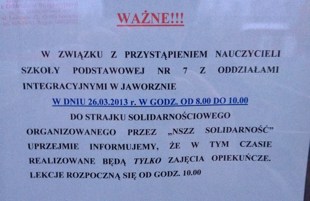 Kartka z informacją o proteście na drzwich szkoły w Jaworznie /Maciej Grzyb /RMF FM